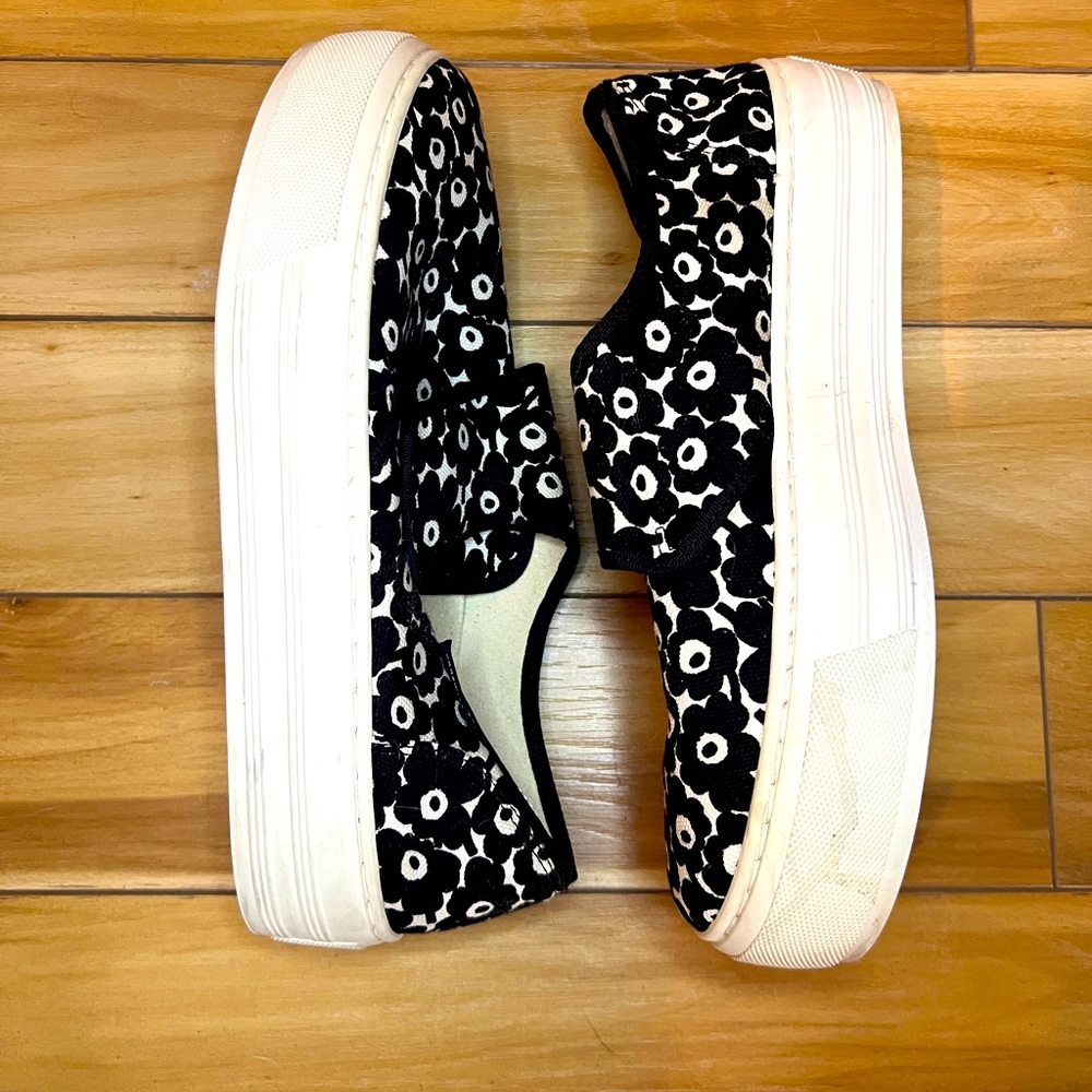 Pre-owned Marimekko velcro buckle shoes in excellent condition.